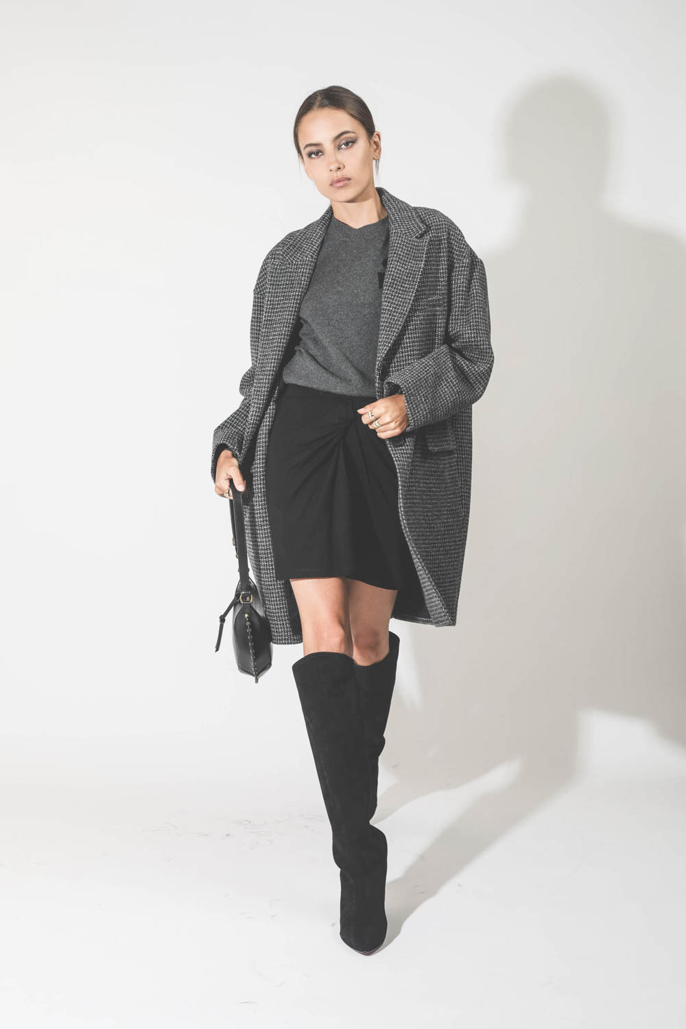 Mini-jupe en jersey noir drapé Natacha Marant Etoile. Porté avec un manteau masculin. 