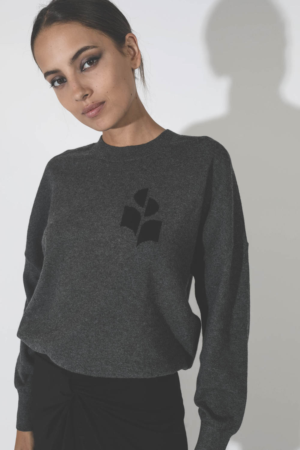 Pull col rond en coton laine gris anthracite avec logo noir Marisans Marant Etoile. Détail logo Marant.