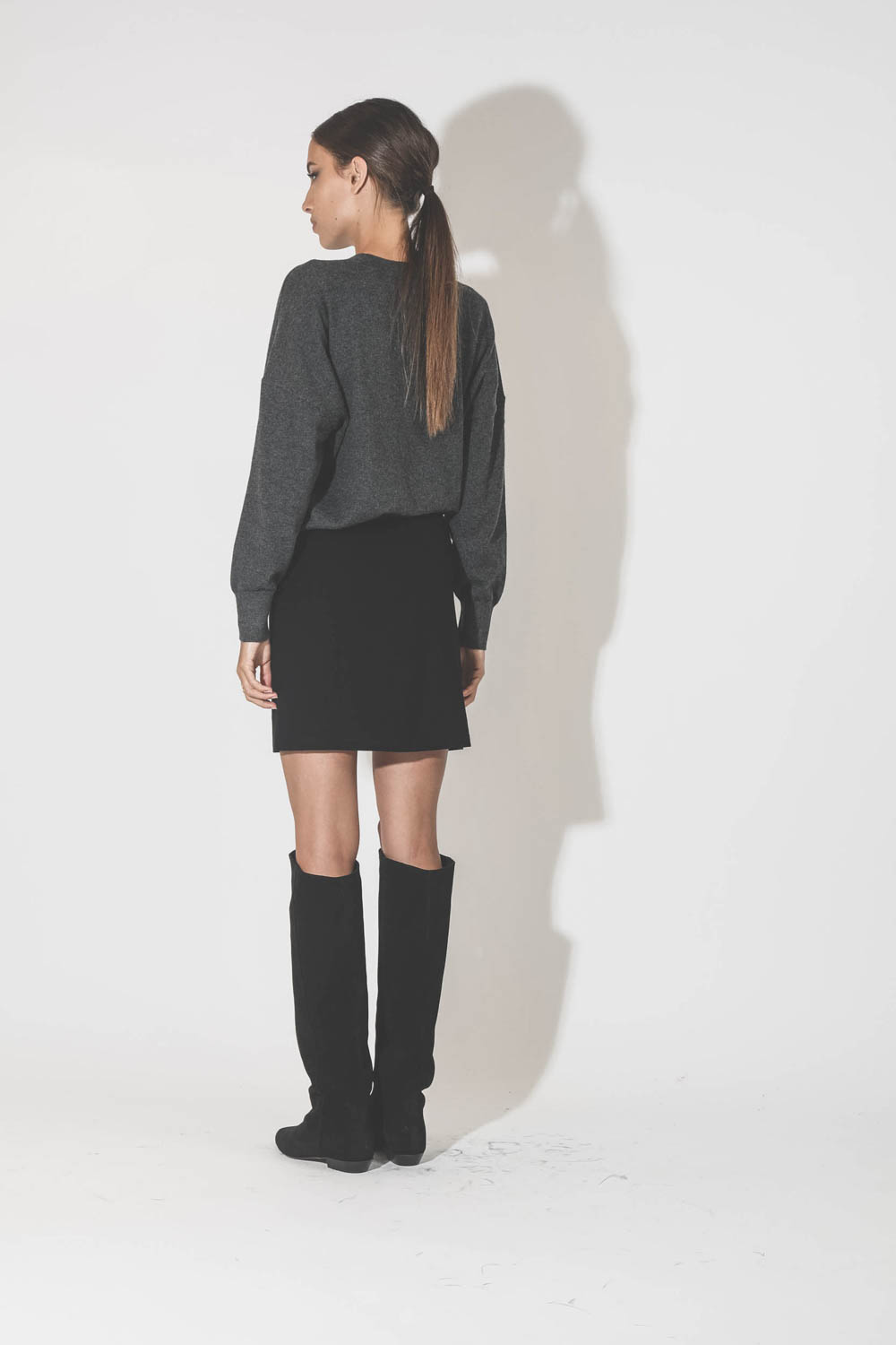 Mini-jupe en jersey noir drapé Natacha Marant Etoile. Porté de dos.