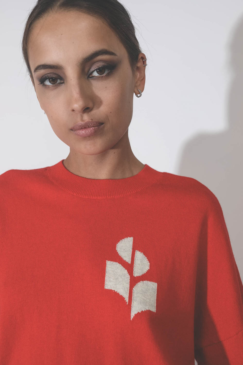 Pull col rond en coton et laine rouge avec le logo Isabel Marant écru au niveau de la poitrine Marisans Marant Etoile. Détail du logo.