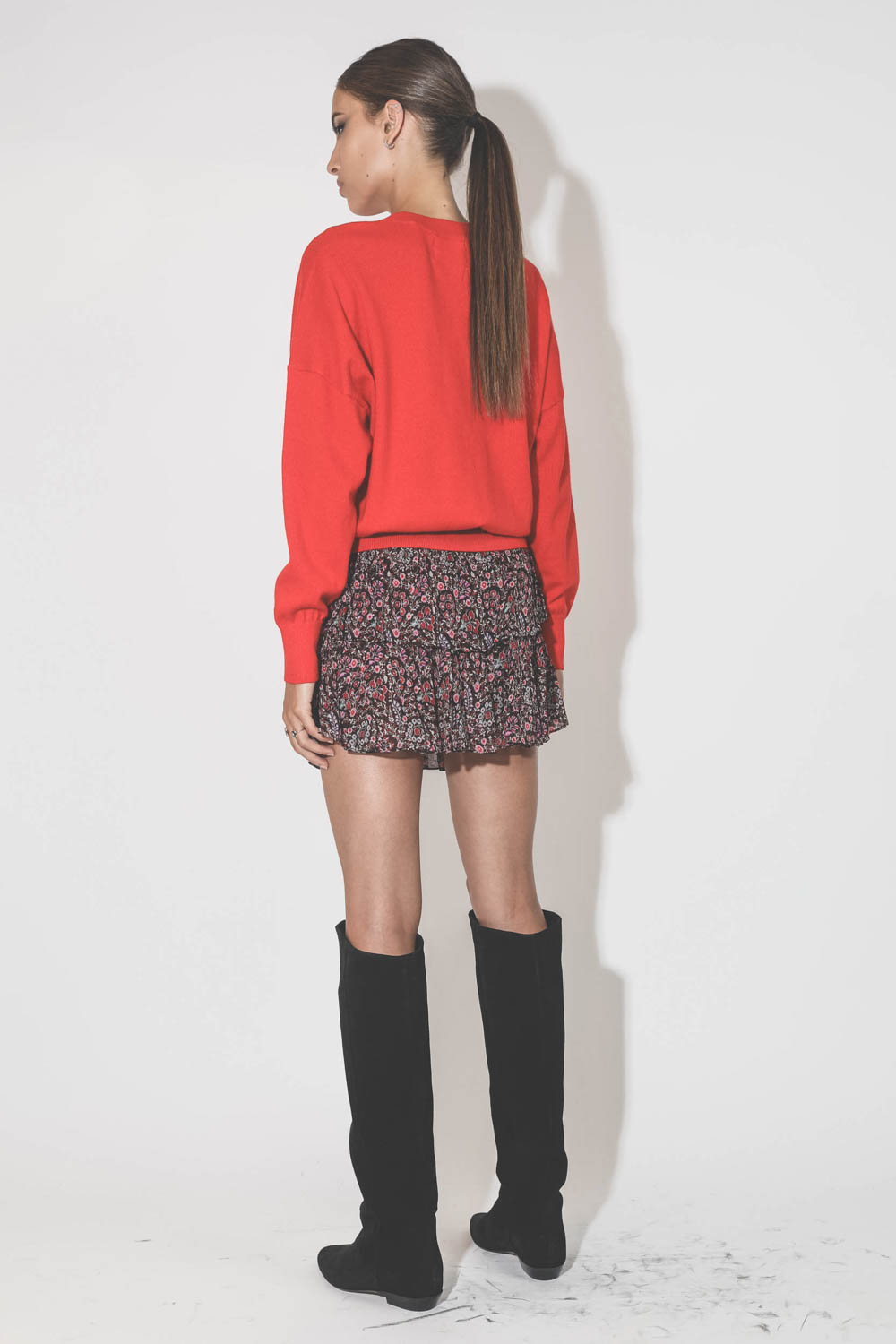 Pull col rond en coton et laine rouge avec le logo Isabel Marant écru au niveau de la poitrine Marisans Marant Etoile. Porté de dos.