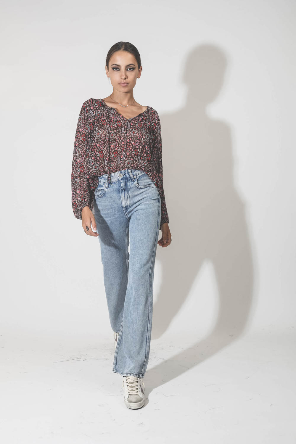 Blouse manches longues en viscose imprimé fleurs marron et rose Daytonea Marant Etoile. Porté avec un jean et des baskets.
