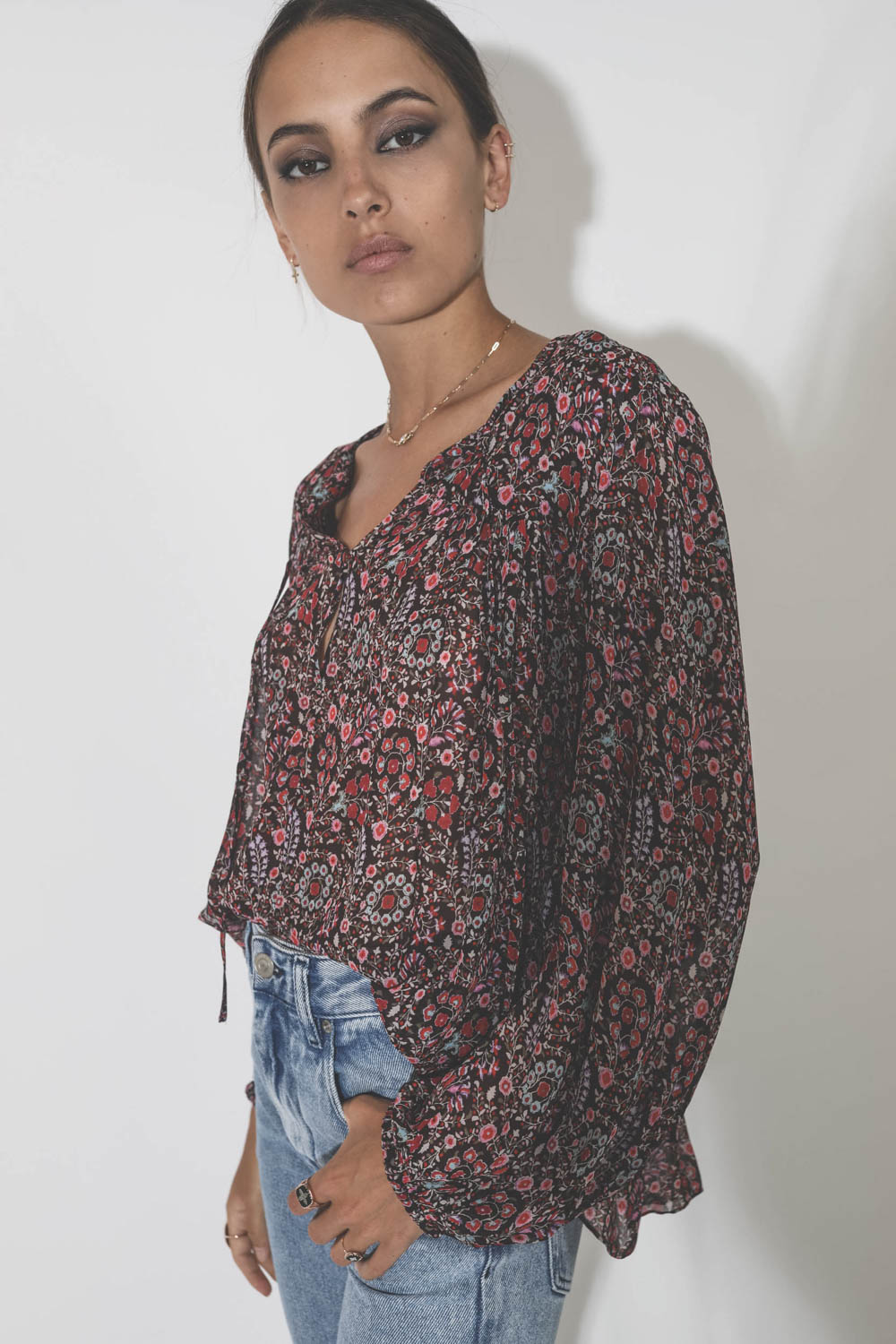Blouse manches longues en viscose imprimé fleurs marron et rose Daytonea Marant Etoile.  Détail du col.