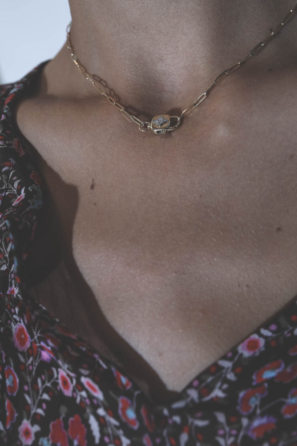 Blouse manches longues en viscose imprimé fleurs marron et rose Daytonea Marant Etoile. Porté avec un collier chaine cadenas. 