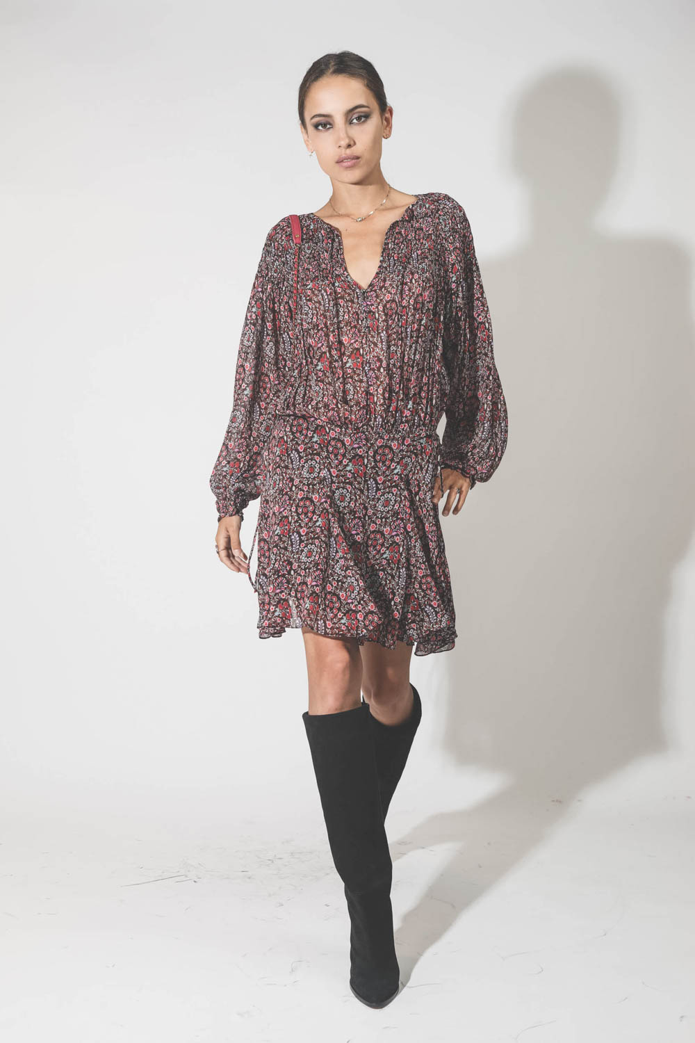 Robe manches longues au dessus du genoux en viscose imprimé fleurs marron et rose Noanne Marant Etoile. Porté avec des bottes en cuir suédé noir. 