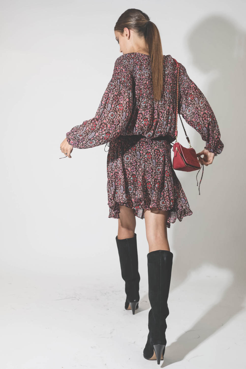 Robe manches longues au dessus du genoux en viscose imprimé fleurs marron et rose Noanne Marant Etoile. Porté avec un sac rose.