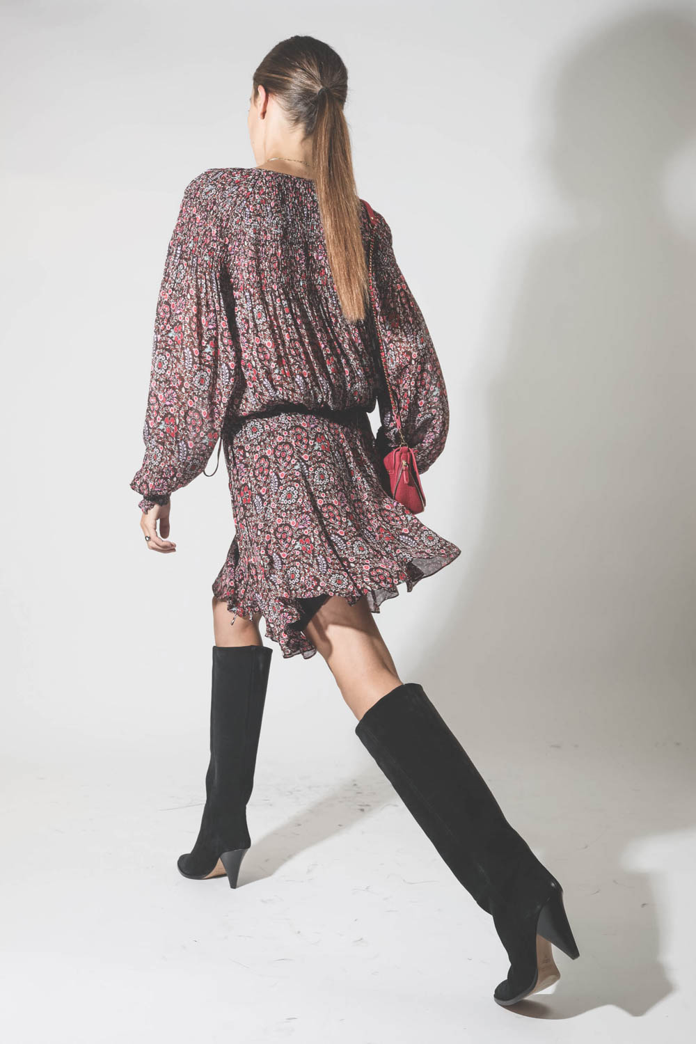 Robe manches longues au dessus du genoux en viscose imprimé fleurs marron et rose Noanne Marant Etoile. Porté de profil.