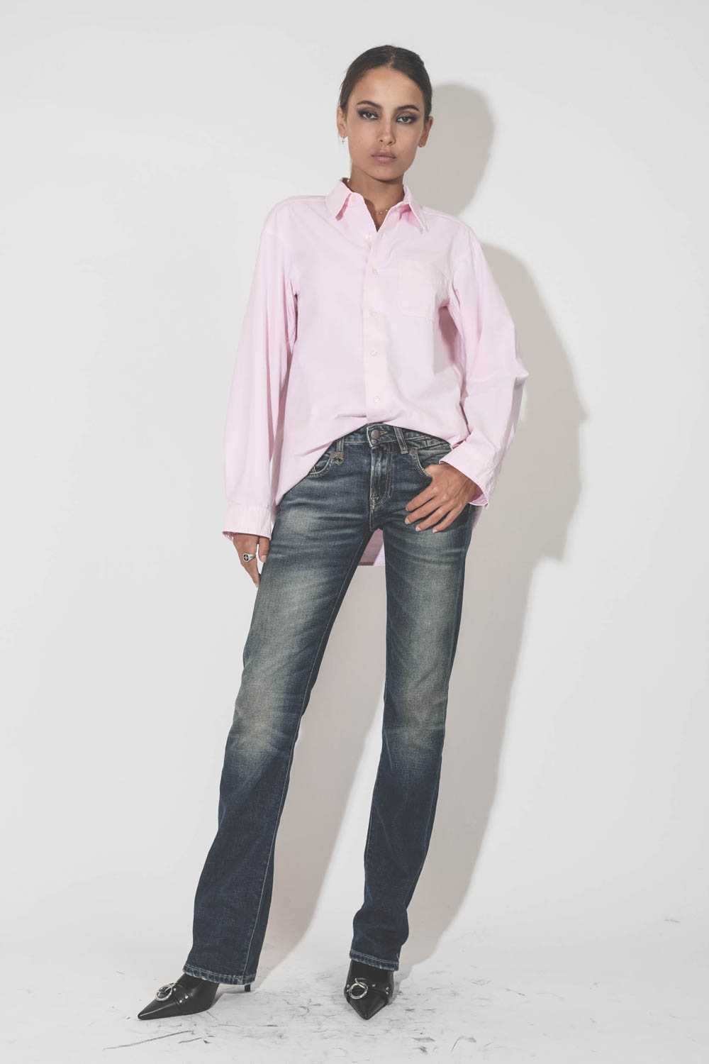 Jeans taille basse bleu délavé Ansel Blue R13. Porté de face. 