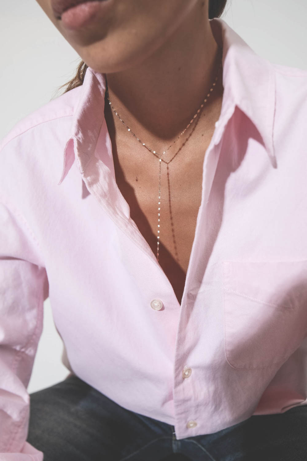 Chemise oversize en coton rose r13. Détail du col.
