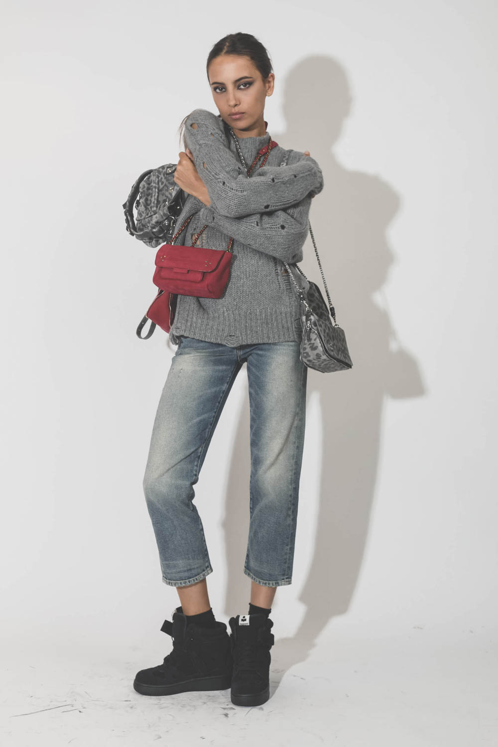 Pull oversize en cachemire démaillé gris r13. Porté de face.