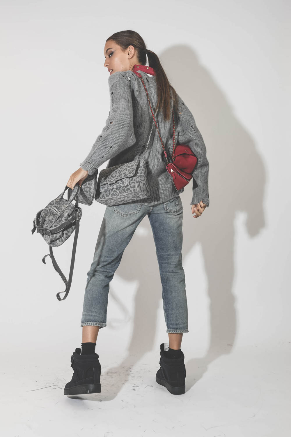 Pull oversize en cachemire démaillé gris r13. Porté avec un jeans bleu délavé.