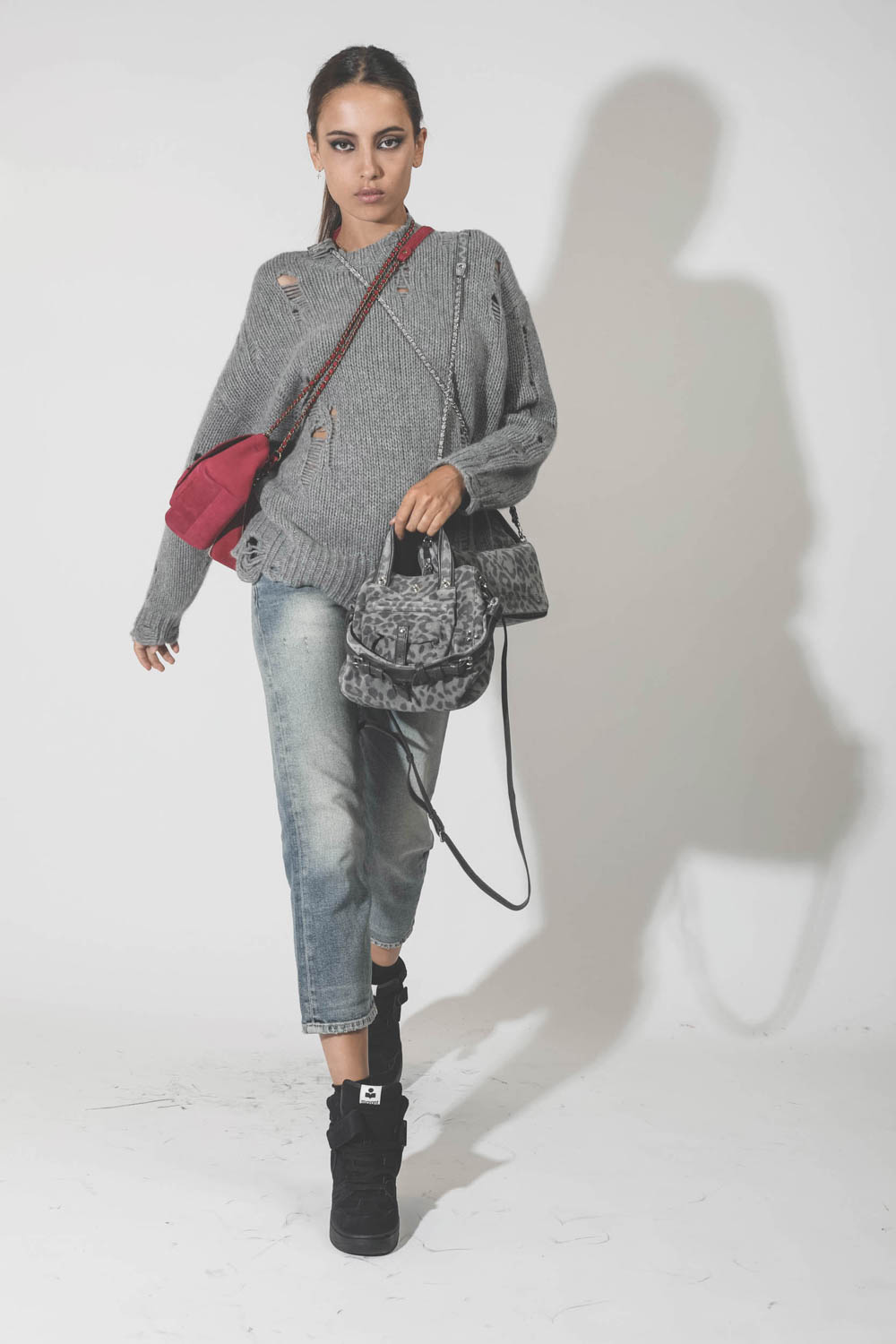 Pull oversize en cachemire démaillé gris r13. Porté avec des sneakers compensées.