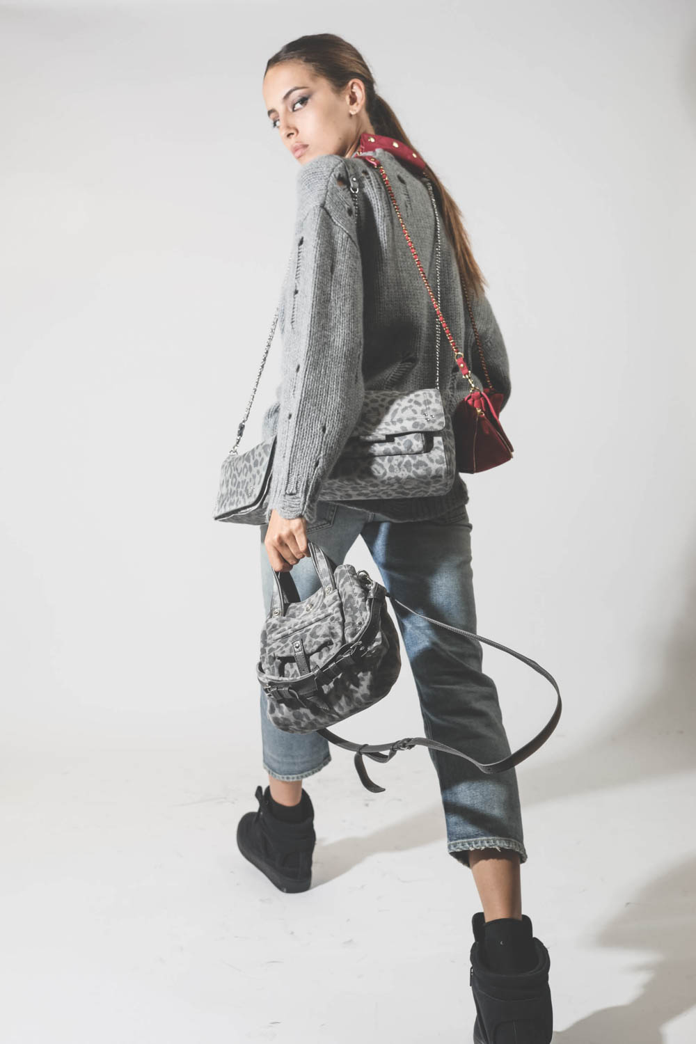 Pull oversize en cachemire démaillé gris r13. Porté avec des sacs gris léopard et rose.
