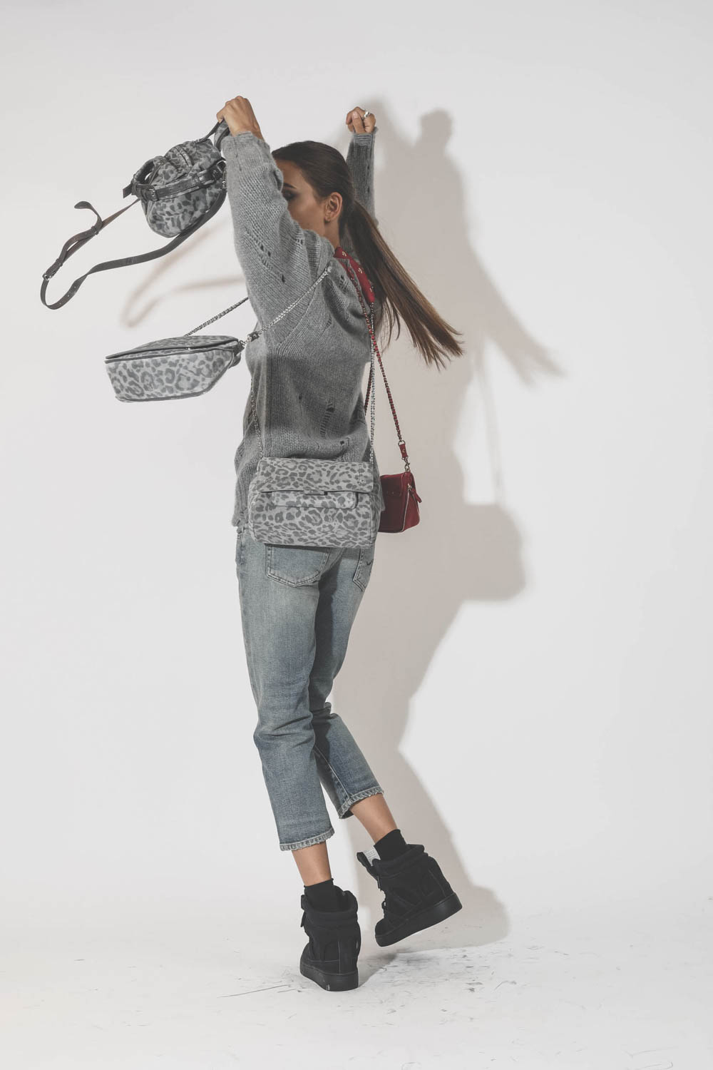 Pull oversize en cachemire démaillé gris r13.  Porté avec des sacs Jérôme Dreyfuss.