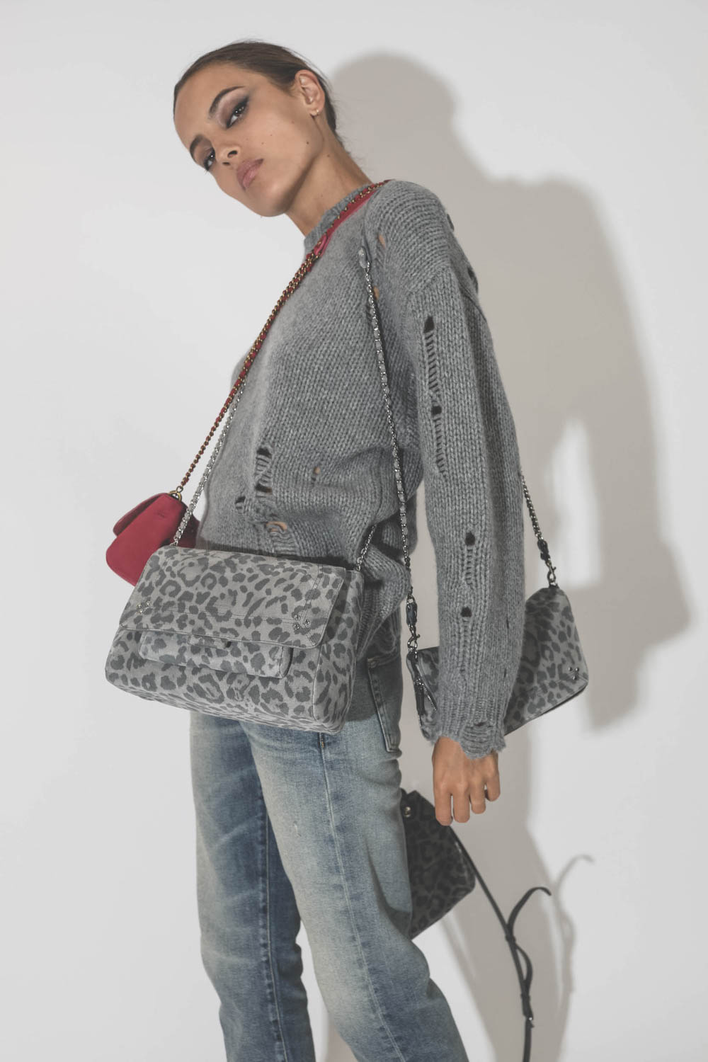 Pull oversize en cachemire démaillé gris r13. Détail de la maille cachemire. 