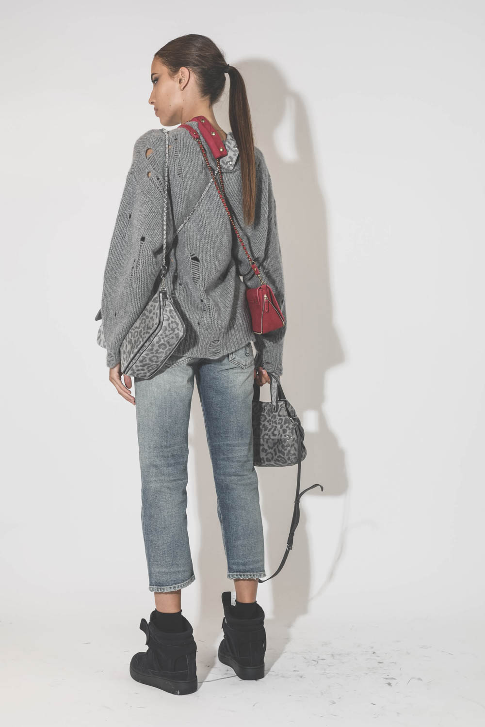 Pull oversize en cachemire démaillé gris r13. Porté de dos.