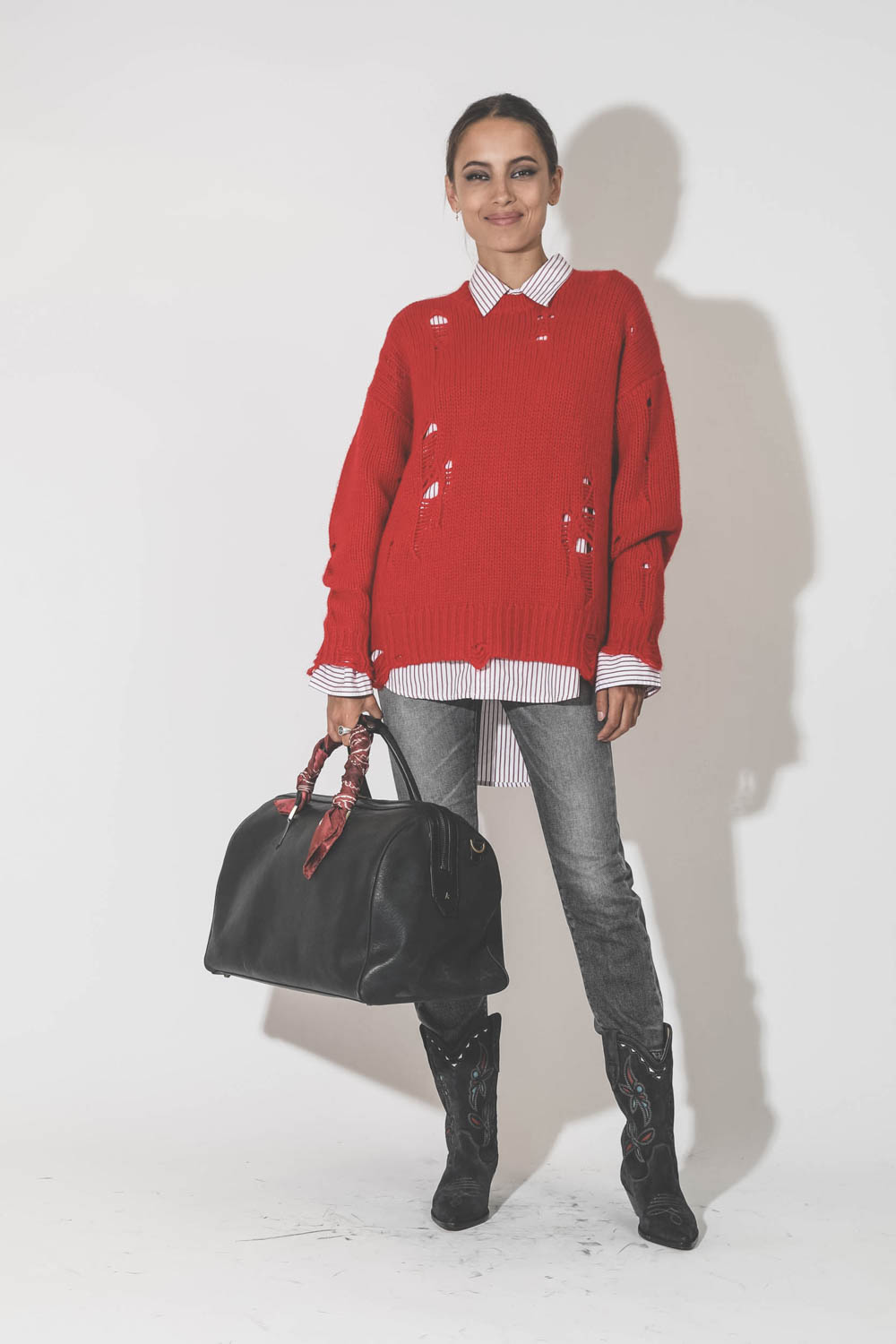 Chemise oversize à rayures rouge et blanche Denimist. Porté avec un pull en cachemire rouge.