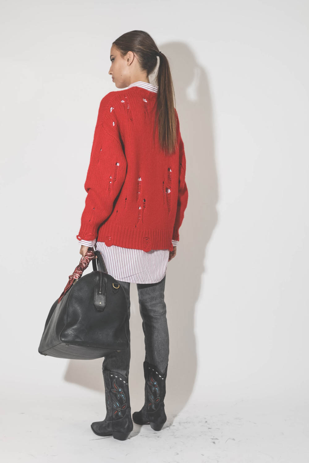 Pull oversize en cachemire démaillé épais rouge r13. Porté de dos.