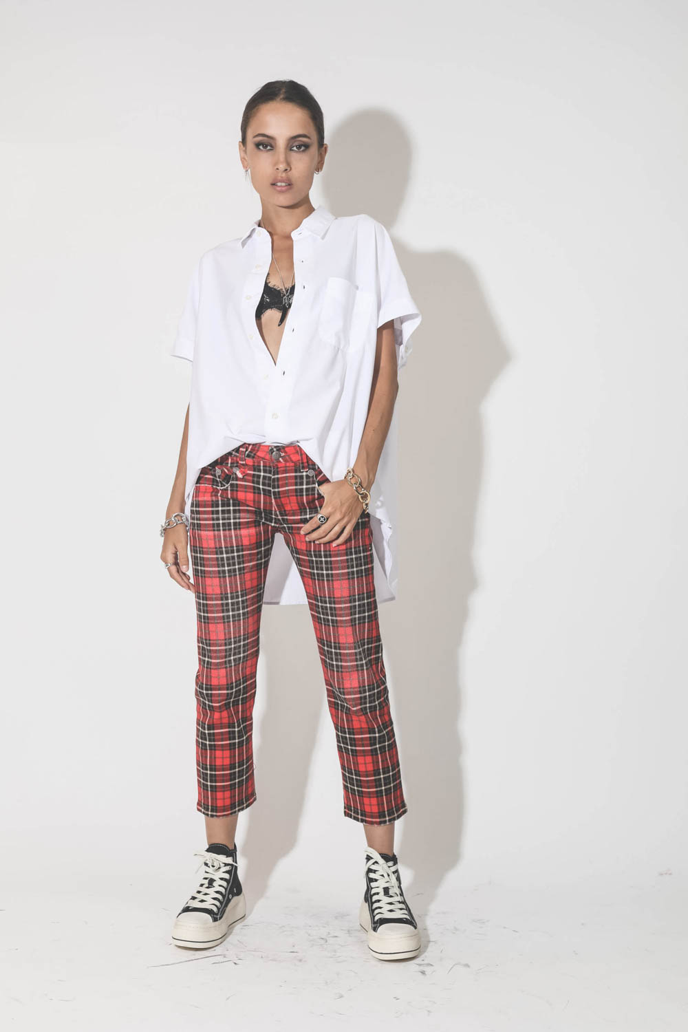 Chemise manches courtes oversize blanche r13. Porté de face.