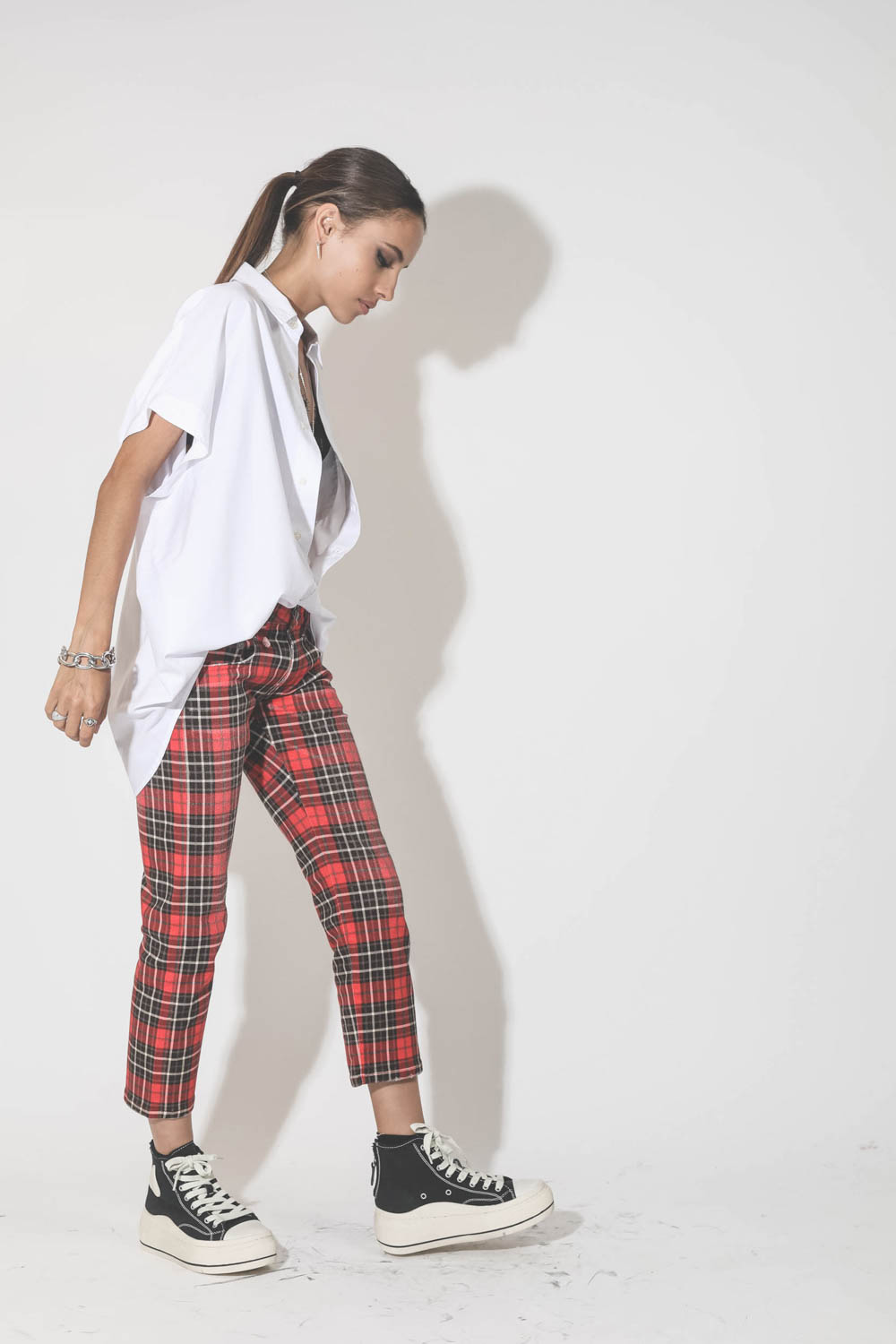 Chemise manches courtes oversize blanche r13. Porté de profil.