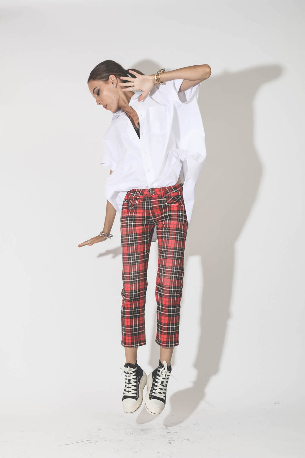Chemise manches courtes oversize blanche r13. Porté avec des sneakers compensées.