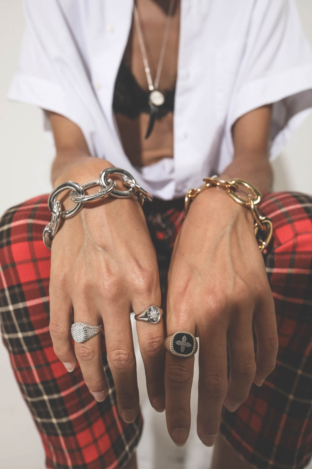 Bracelets grosses chaines Tom Wood Project. Porté d'un côté en argent massif de l'autre en plaqué or. 