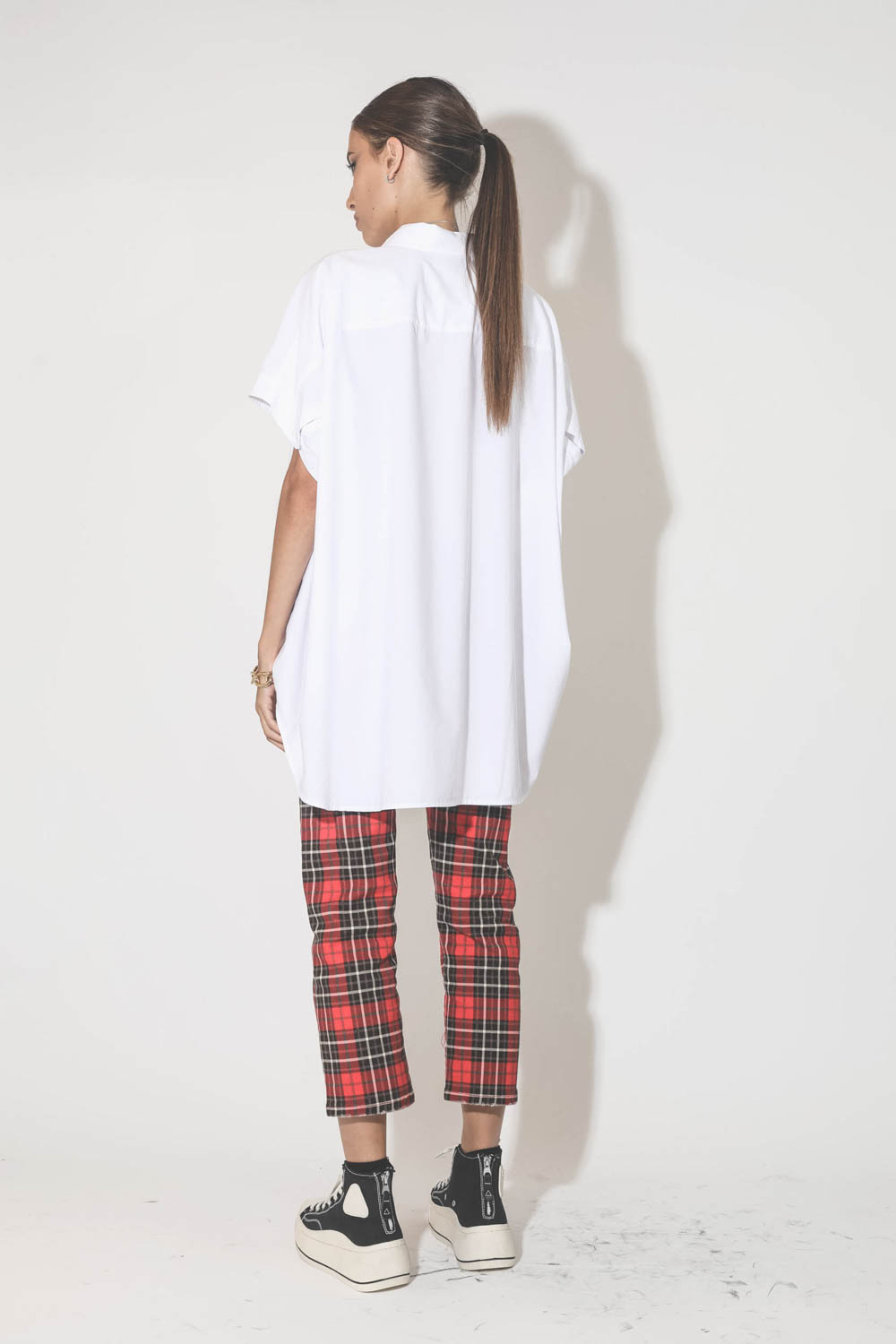 Chemise manches courtes oversize blanche r13. Porté de dos.