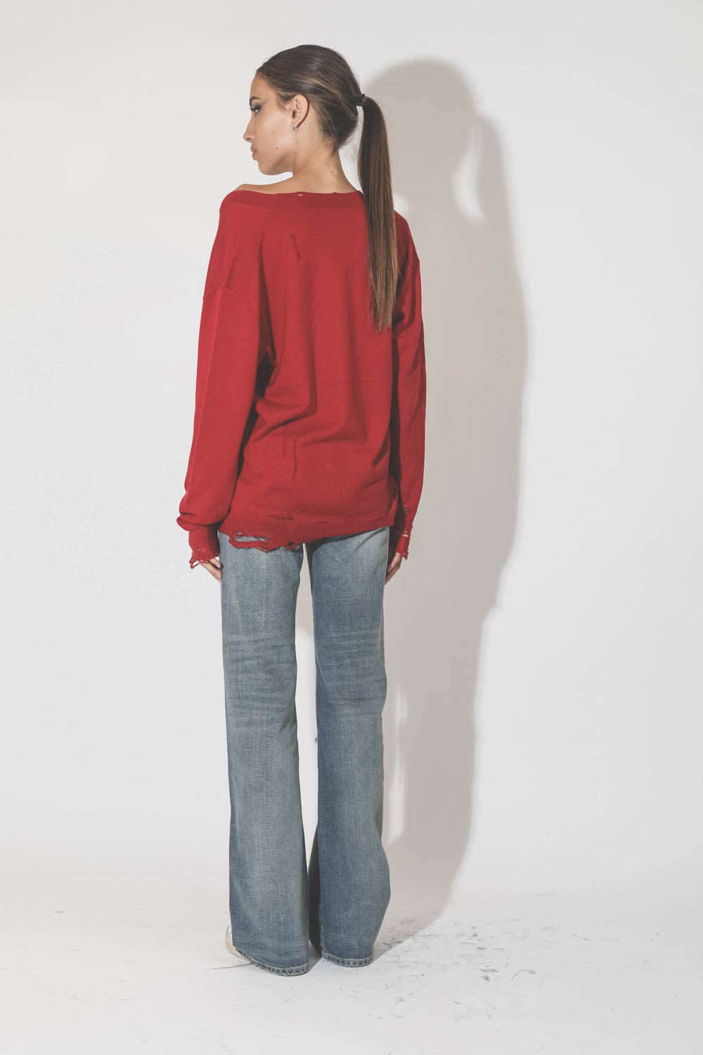 Gilet col V démaillé en 100% cachemire rouge R13. Porté dos.