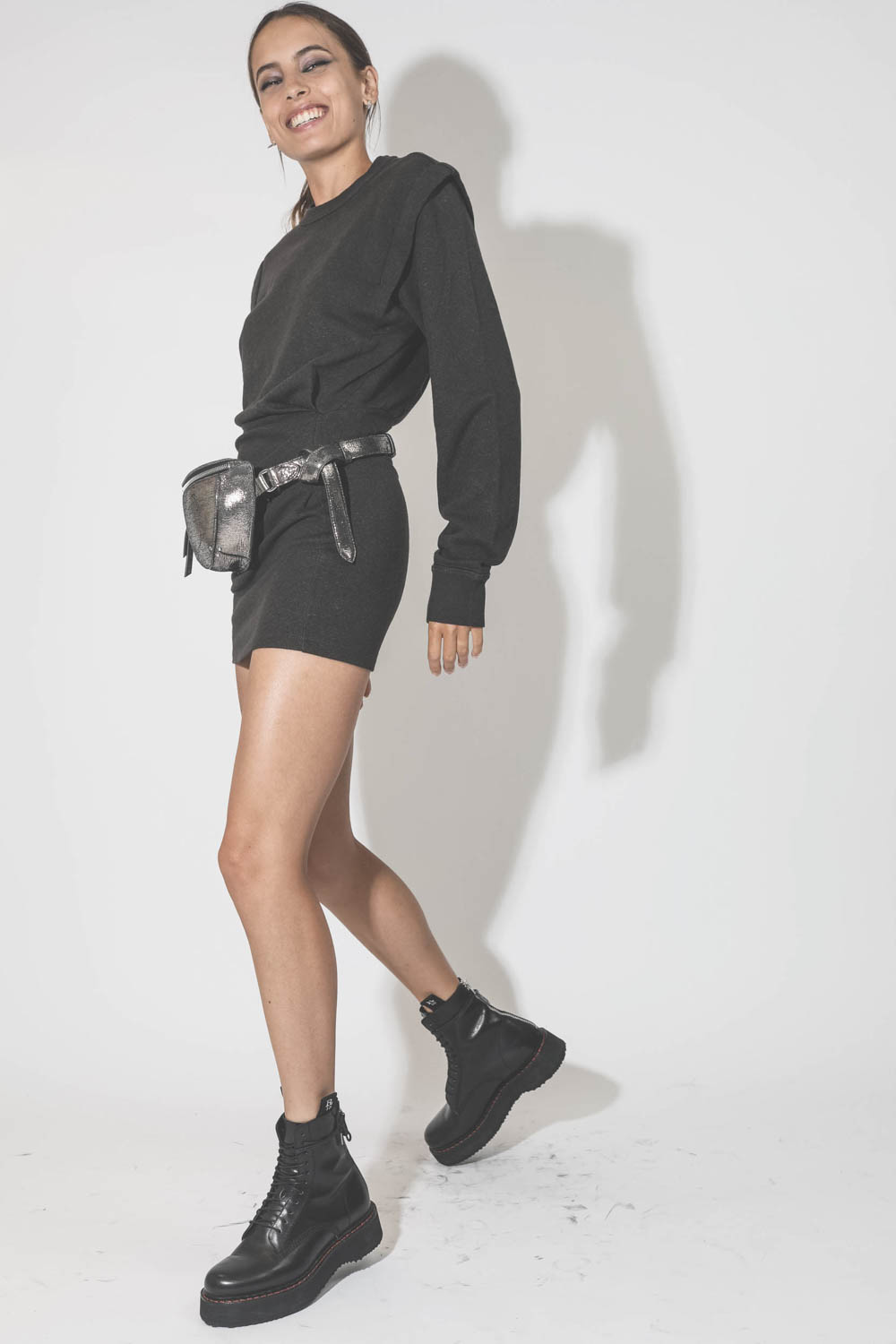 Mini-robe courte manches longues en sweat-shirt noir délavé  Michaela Marant Etoile. Porté de profil.