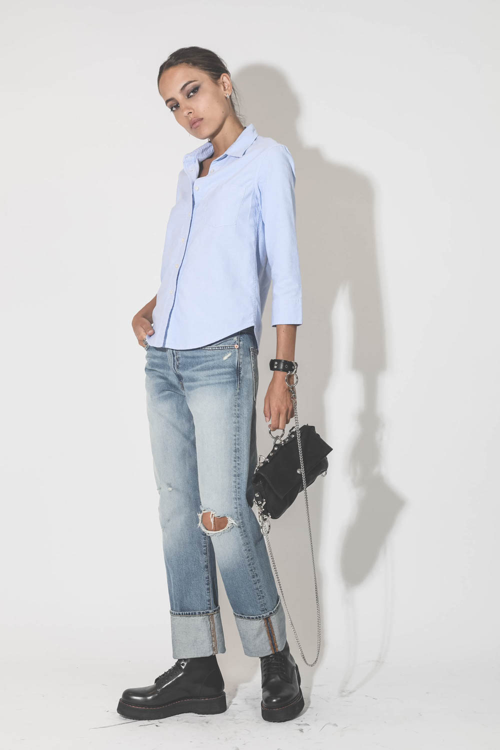 Chemise menue manches 1/4 en coton bleu ciel Denimist. Port&eacute; de profil.