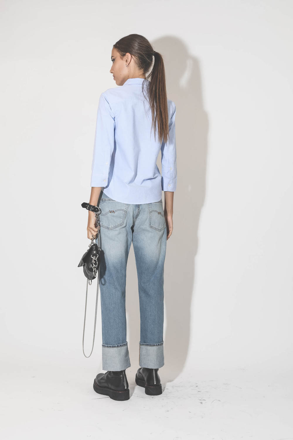 Chemise menue manches 1/4 en coton bleu ciel Denimist. Port&eacute; de dos.