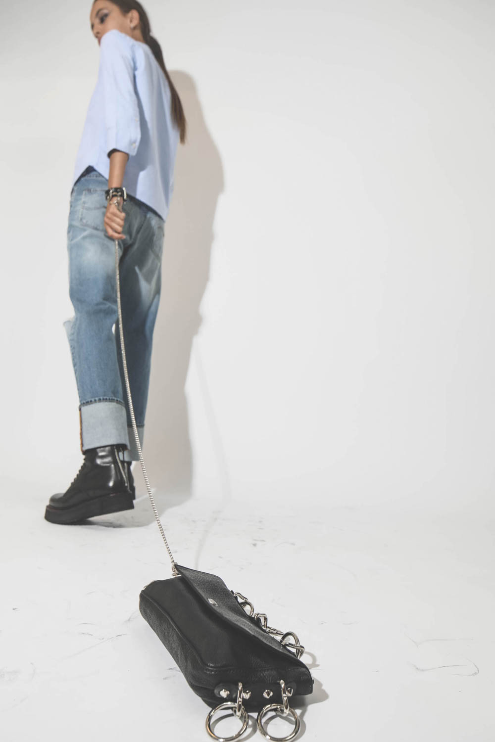 Jeans Boyfriend déchiré au genou toile bleu ciel délavée Lucy BF Denimist. Porté avec des boots à lacets noires.
