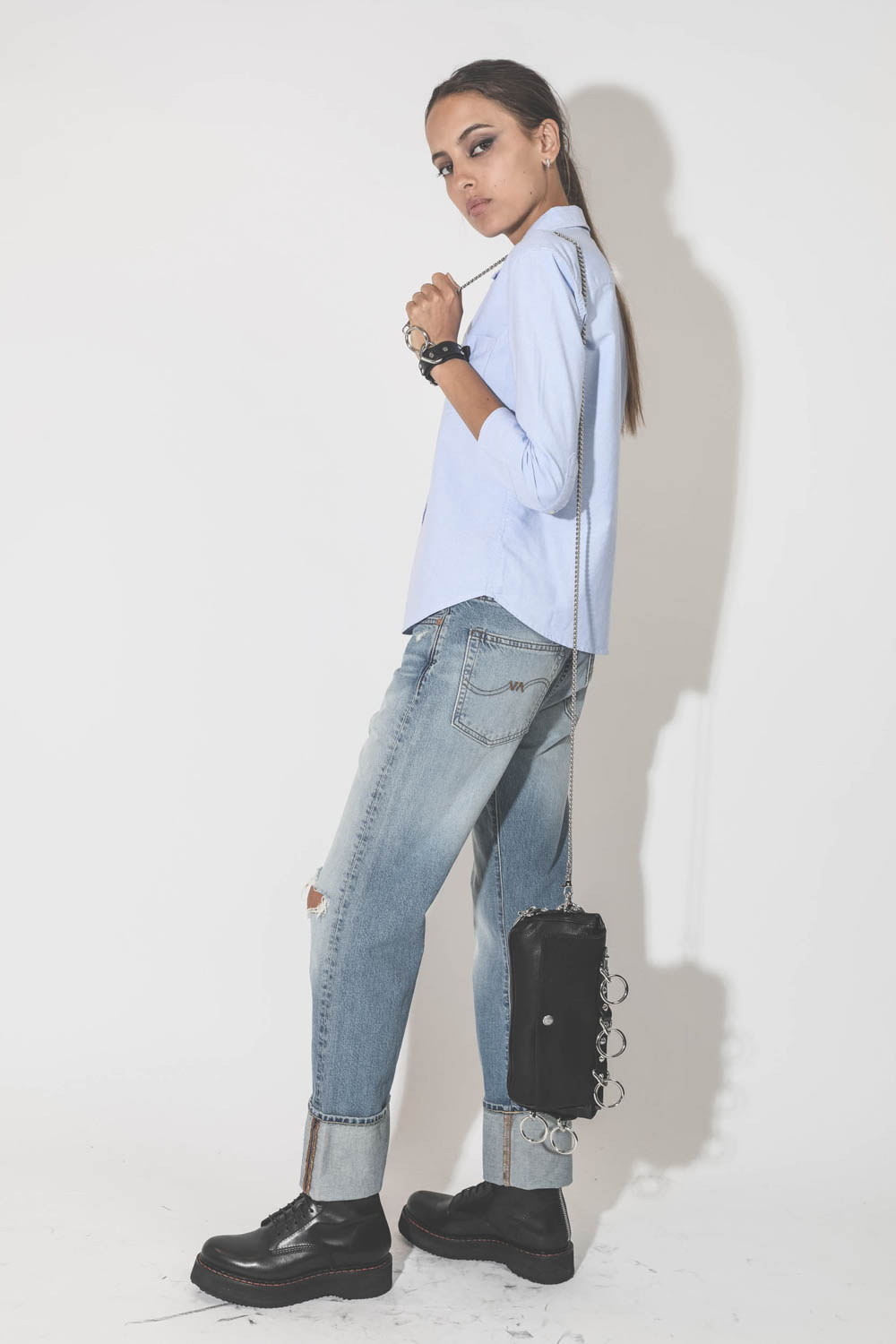 Chemise menue manches 1/4 en coton bleu ciel Denimist. Port&eacute; avec un jeans et des boots &agrave; lacets en cuir noir.