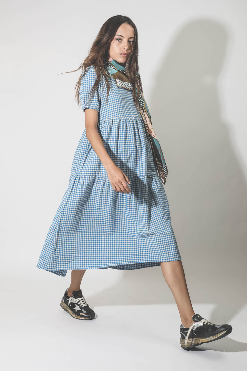 Robe midi manche courte vichy bleu Denimist.  Porté de profil.