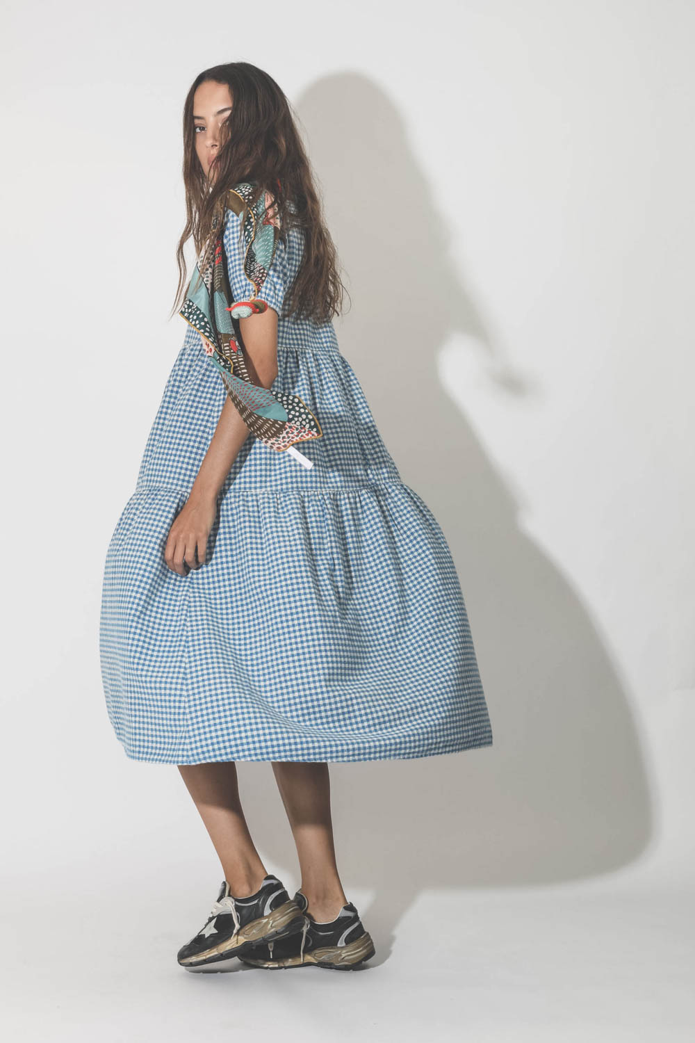 Robe midi manche courte vichy bleu Denimist. Porté avec des sneakers.