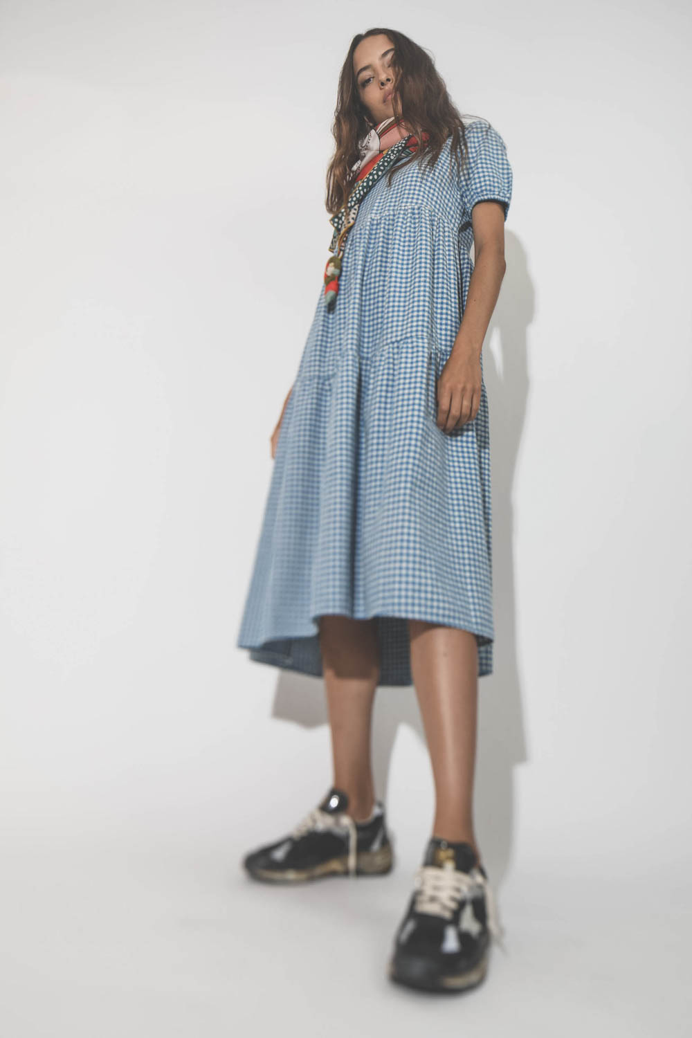 Robe midi manche courte vichy bleu Denimist. Porté avec des sneakers Golden Goose.