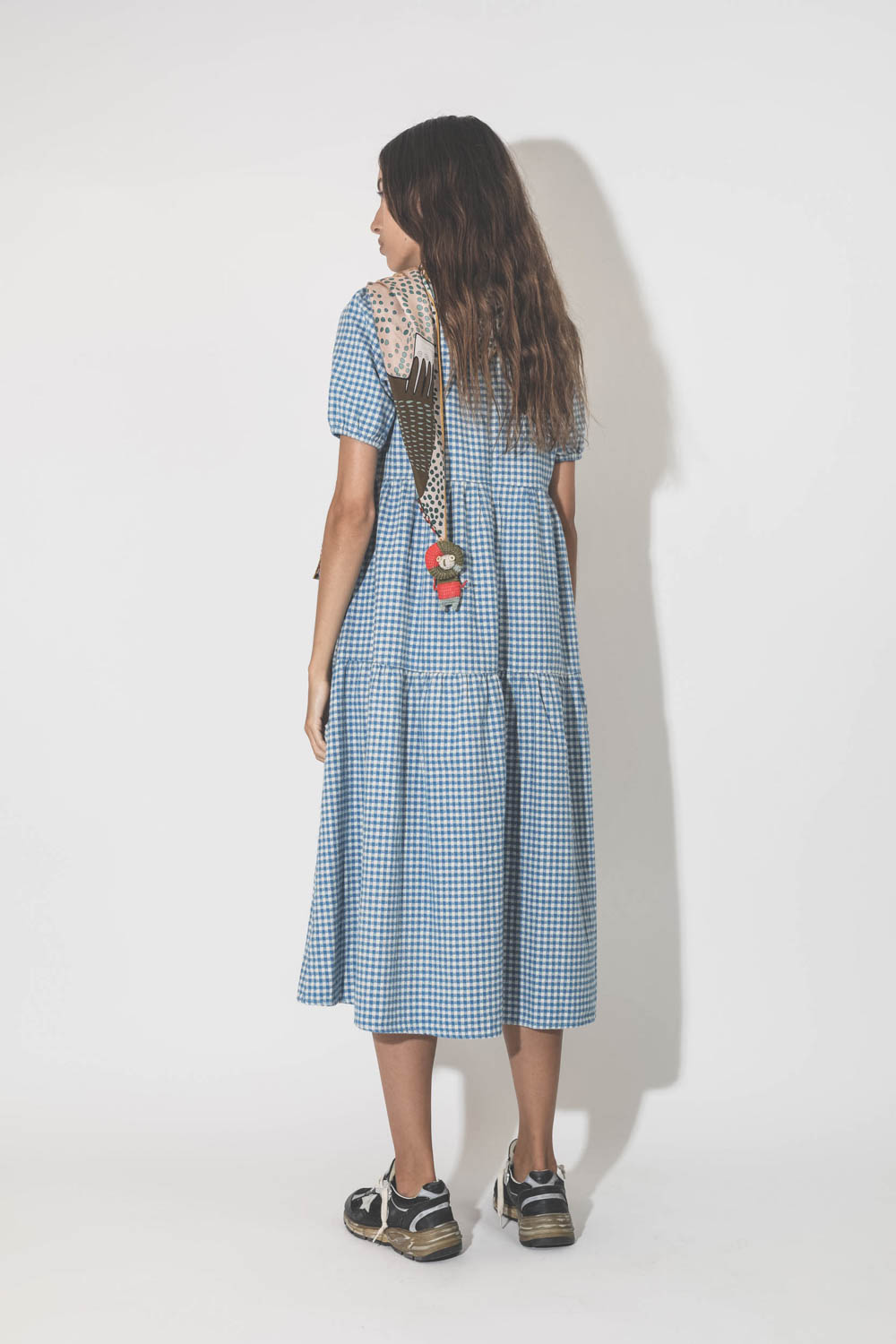 Robe midi manche courte vichy bleu Denimist.  Porté de dos.