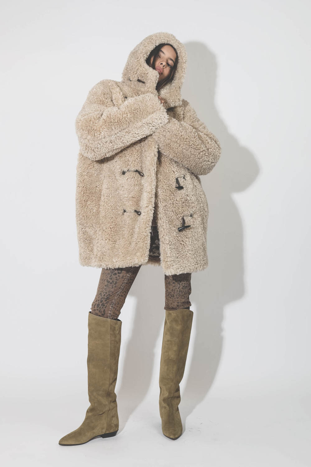 Bottes plates talons compensées en cuir suédé beige Skarlet Isabel Marant. Porté avec un manteau fausse fourrure.