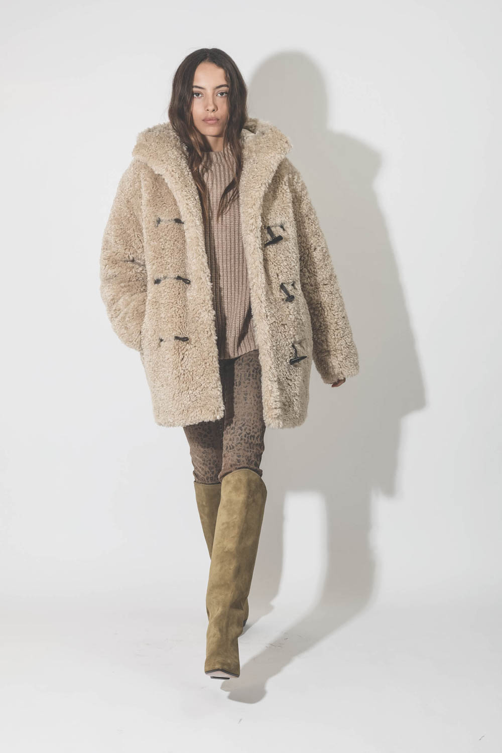 Pull col rond manches longues beige Sydney Anine Bing. Porté avec un manteau Duffle Coat en fausse fourrure.