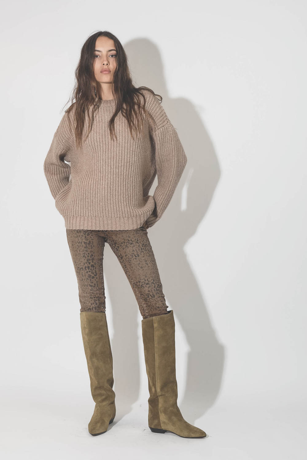 Pull col rond manches longues beige Sydney Anine Bing. Porté de face. 