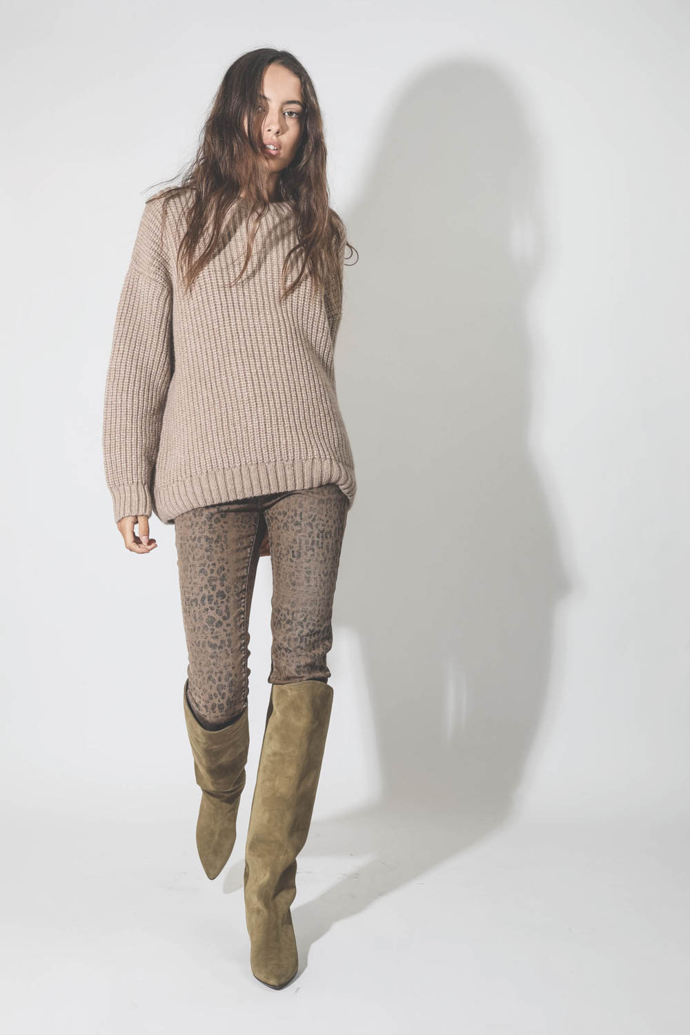 Pull col rond manches longues beige Sydney Anine Bing. Porté avec un jeans léopard.