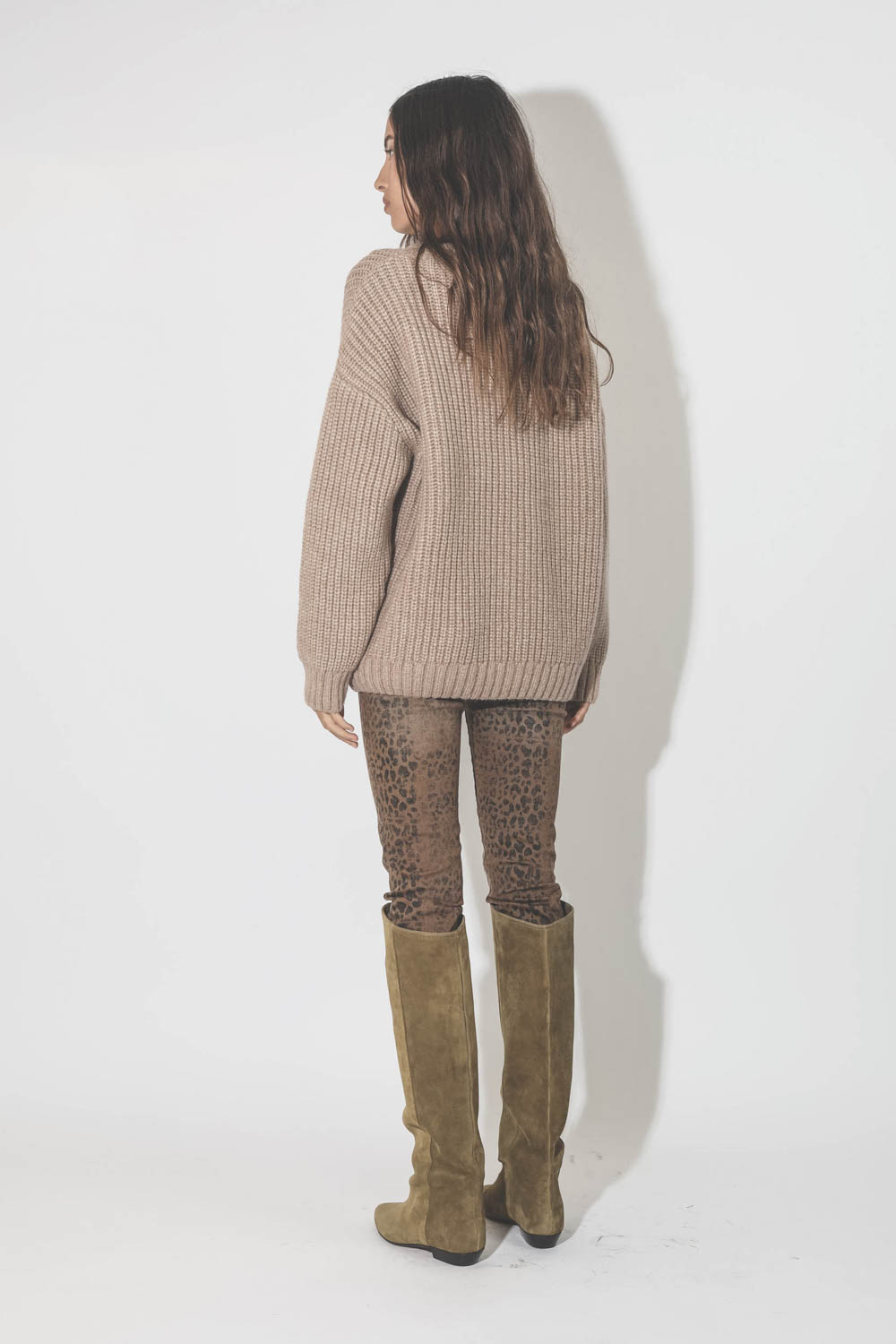 Pull col rond manches longues beige Sydney Anine Bing. Porté de dos.