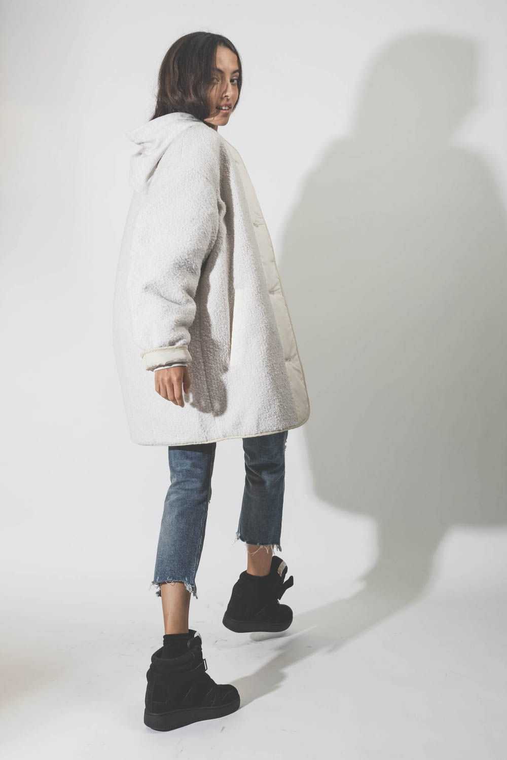 Manteau en fausse fourrure matelassé réversible écru Himemma Marant Etoile. Porté de profil.