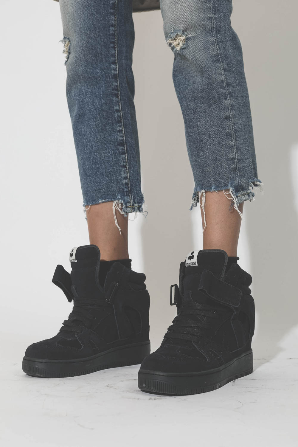 Sneakers compensées en cuir suédé noir délavé Ellyn Isabel Marant. Porté avec un jean court.