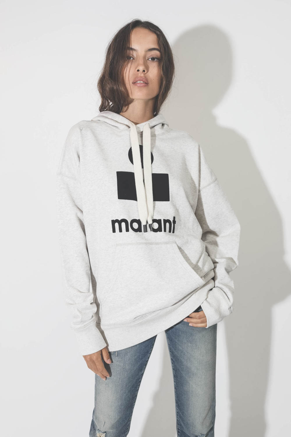 Sweat-shirt à capuche écru logo noir Mansel Marant Etoile. Détail du Logo.