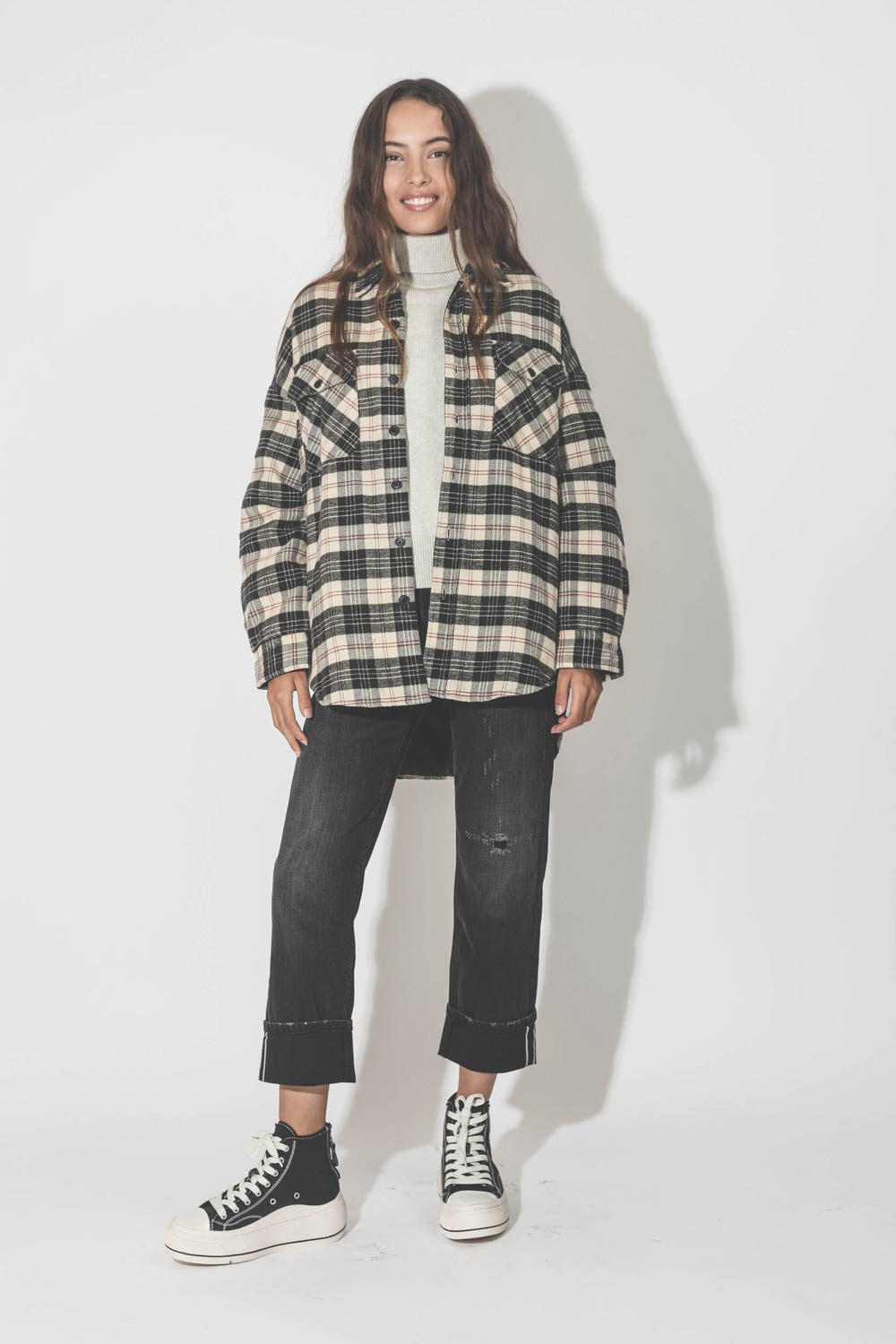 Veste forme chemise matelassée à carreaux beiges et noirs Denimist. Porté avec un pull col roulé Marant Etoile.