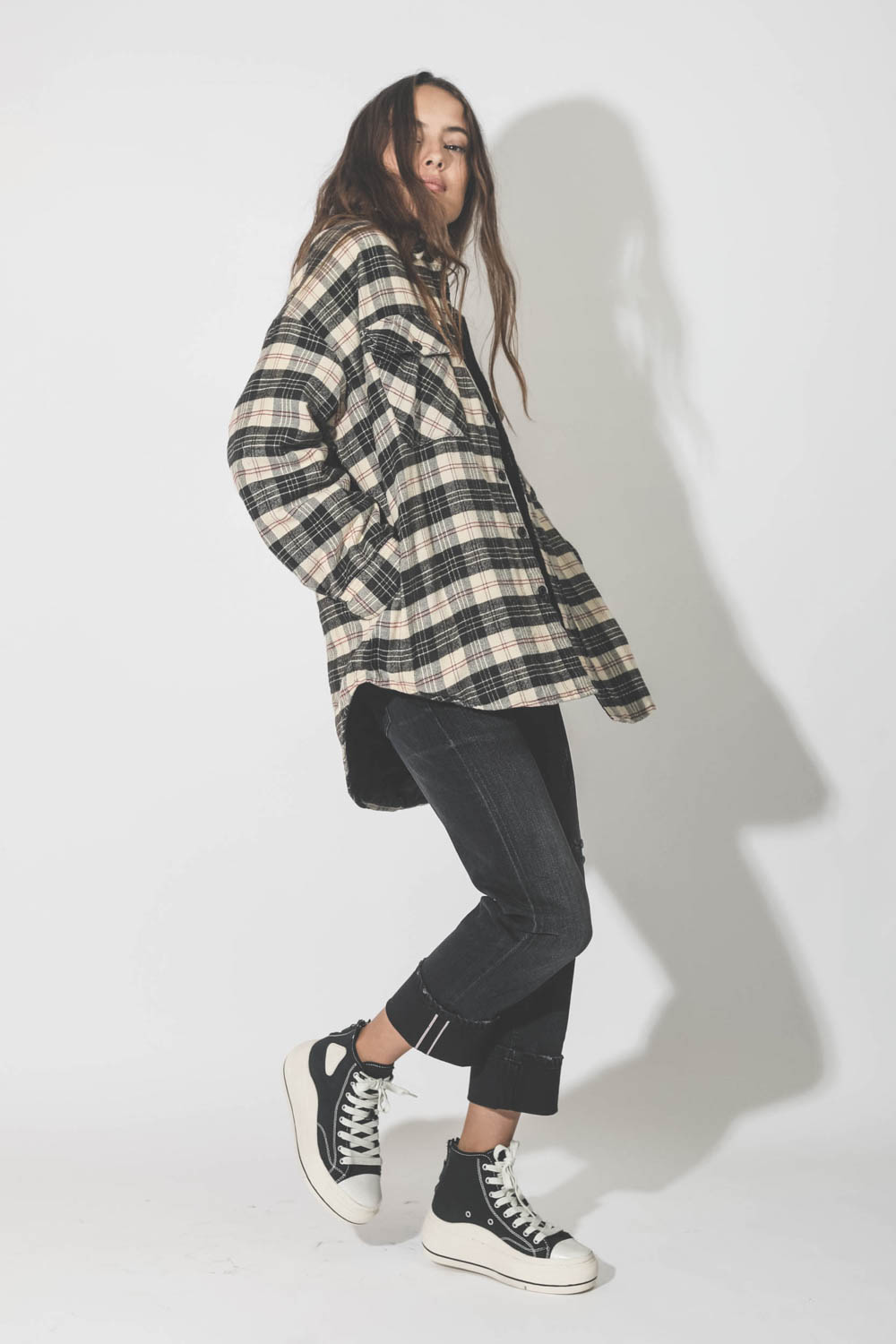 Veste forme chemise matelassée à carreaux beiges et noirs Denimist. Porté de profil.