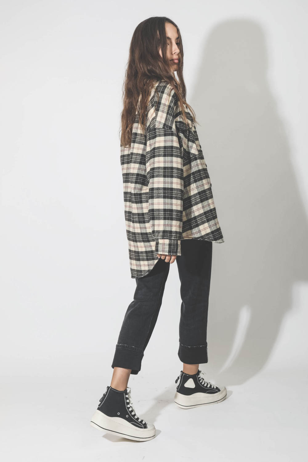 Veste forme chemise matelassée à carreaux beiges et noirs Denimist. Porté avec un jeans noir.