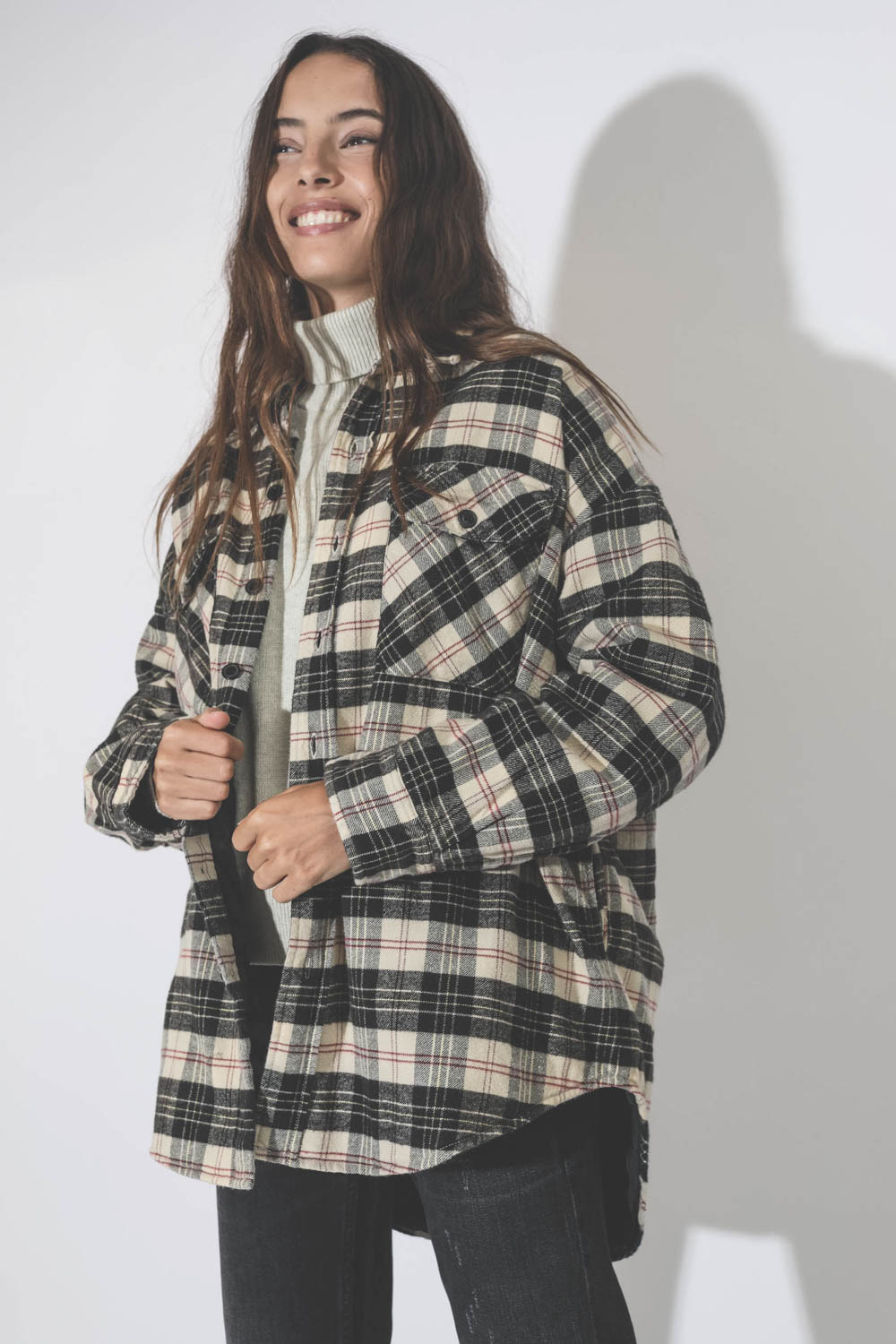 Veste forme chemise matelassée à carreaux beiges et noirs Denimist. Détail de la poche poitrine.