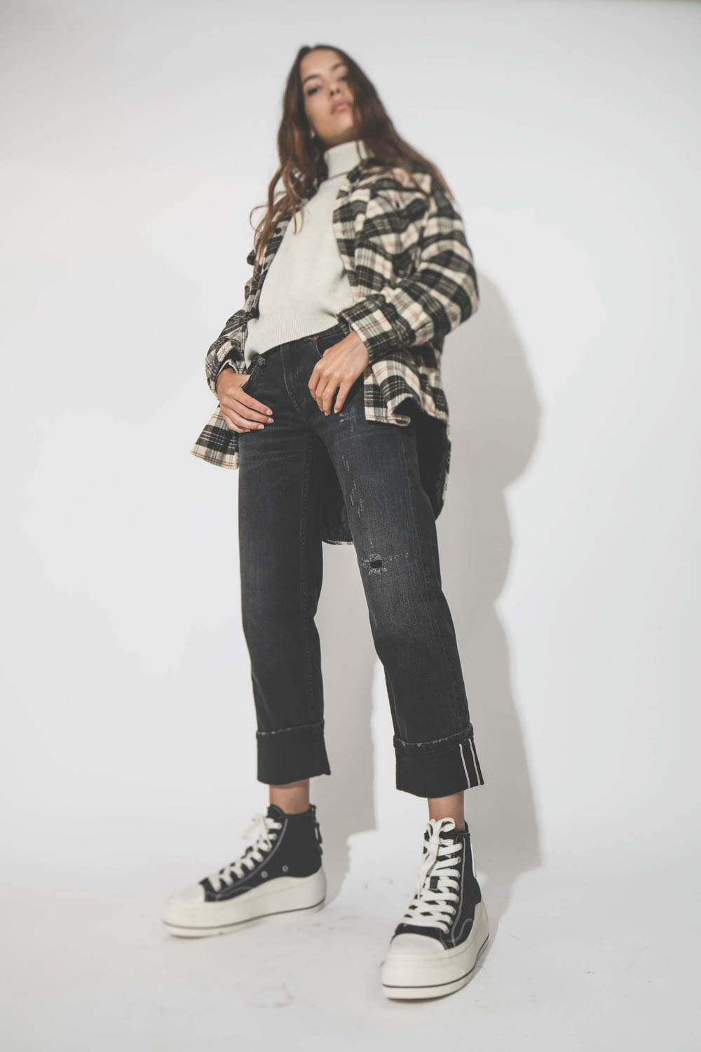 Veste forme chemise matelassée à carreaux beiges et noirs Denimist. Porté avec des sneakers compensées R13.